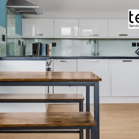 Stylish 1 Bed Apt , Central , Pkg, Perfect For Long Stays Egham Exterior photo