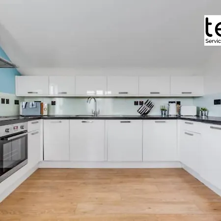 Stylish 1 Bed Apt , Central , Pkg, Perfect For Long Stays Egham Exterior photo