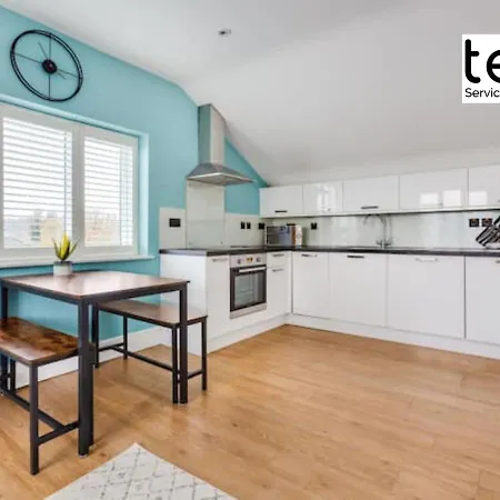 Stylish 1 Bed Apt , Central , Pkg, Perfect For Long Stays Egham Exterior photo