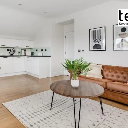 Stylish 1 Bed Apt , Central , Pkg, Perfect For Long Stays Egham Exterior photo