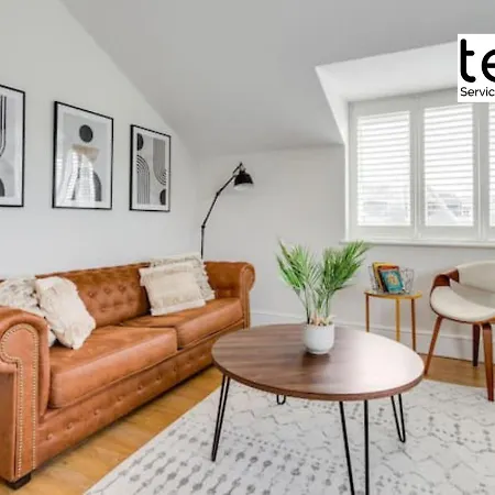 Stylish 1 Bed Apt , Central , Pkg, Perfect For Long Stays Egham Exterior photo