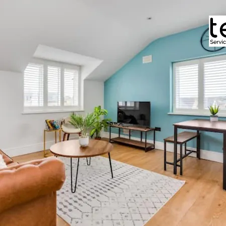 Stylish 1 Bed Apt , Central , Pkg, Perfect For Long Stays Egham Exterior photo