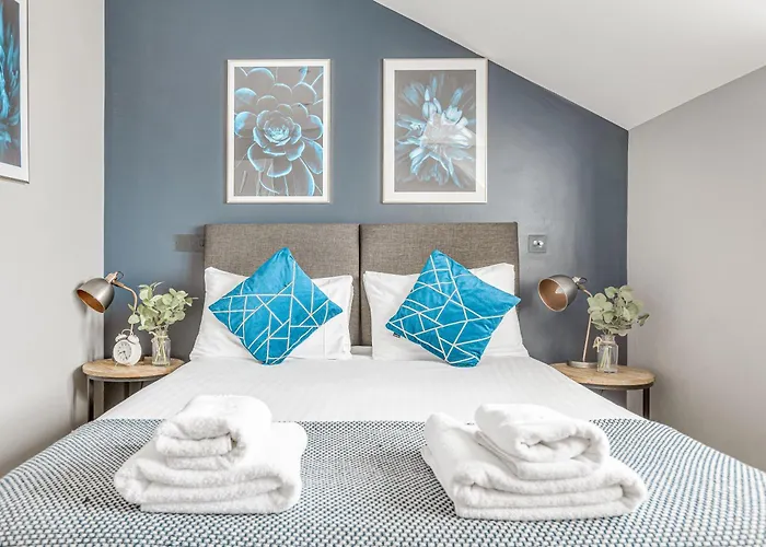 Stylish 1 Bed Apt , Central , Pkg, Perfect For Long Stays